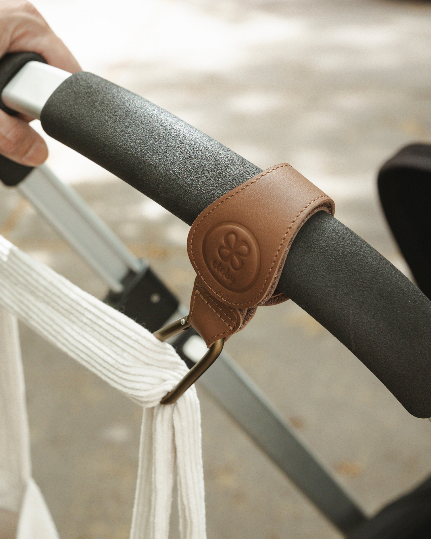 Cloby Barnevognsstropper i Læder - 2 styks - Brun - Hægte til vogn - MamaMilla