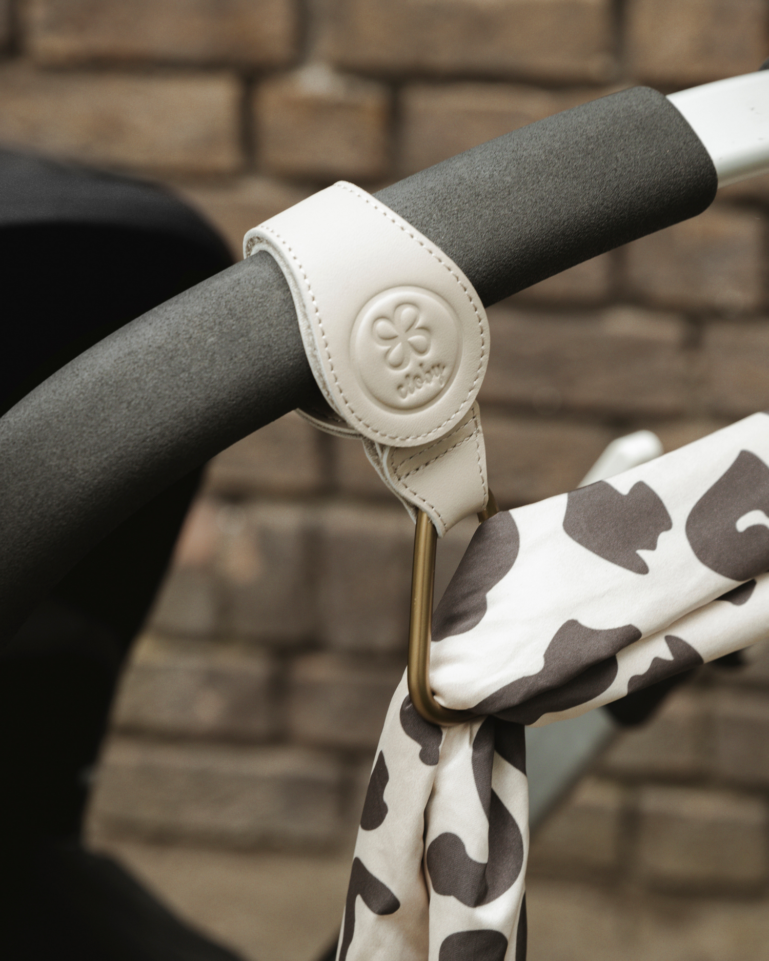 Cloby Barnevognsstropper i Læder - 2 styks - Beige - Hægte til vogn - MamaMilla