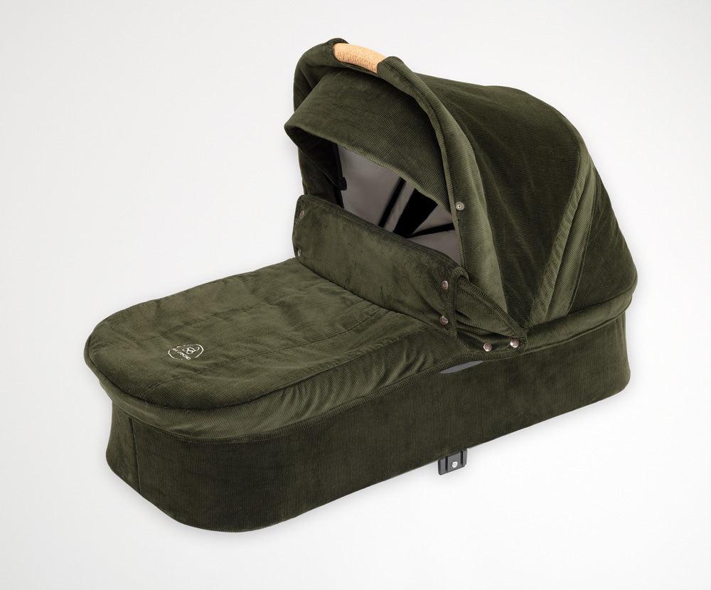 Naturkind IDA MAX - 96 cm - Olive (fløjl) - Barnevogn med langt liggemål - MamaMilla