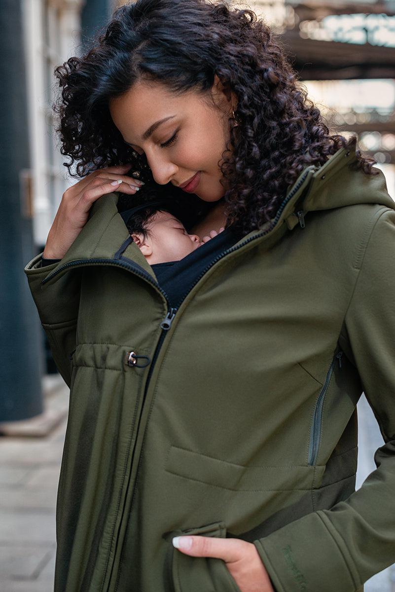 Wombat & Co. 4-i-1 softshell overgangsjakke til gravide/bærejakke - Camo Green - Bærejakke - MamaMilla