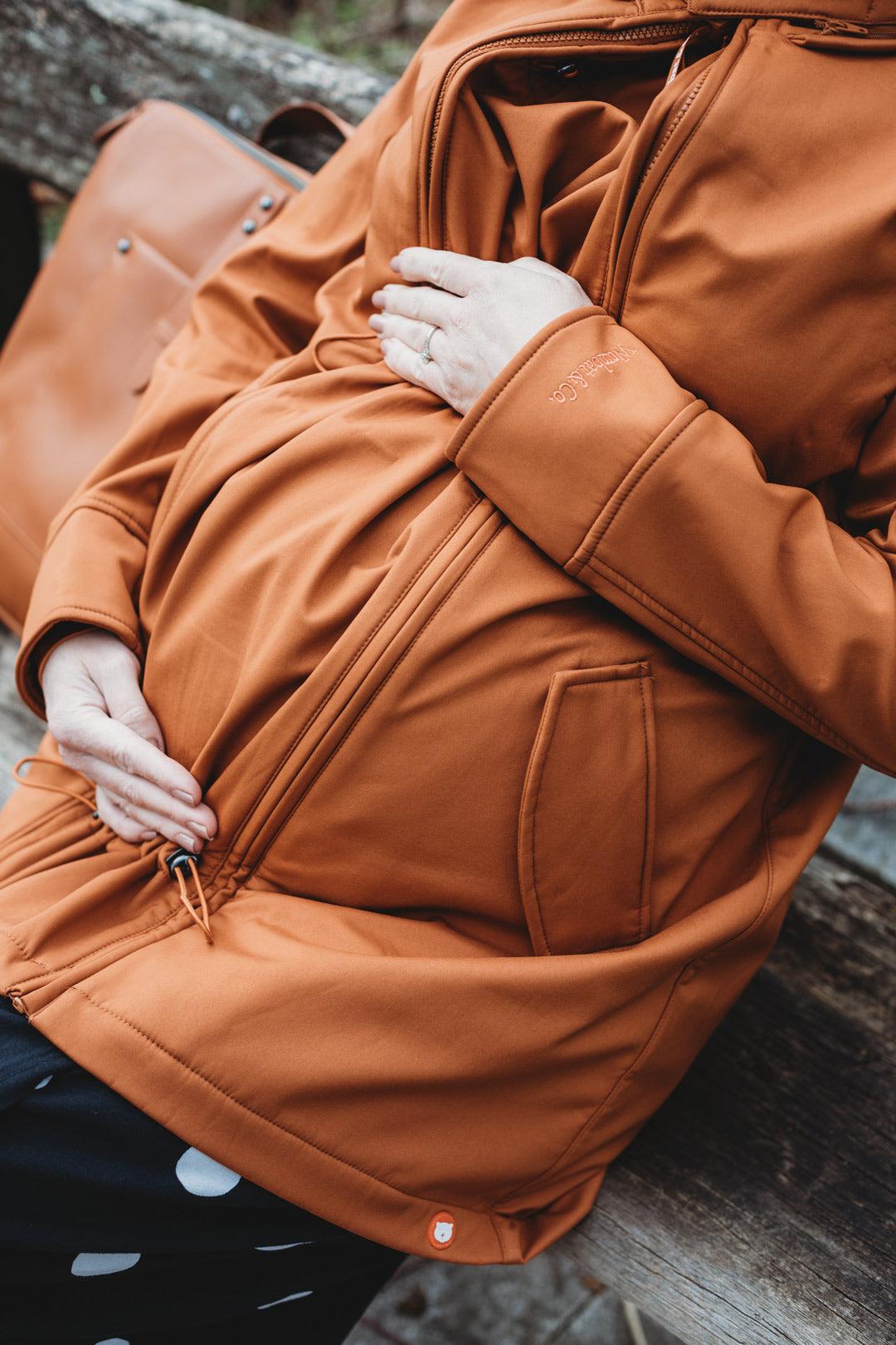 Wombat & Co. 4-i-1 softshell overgangsjakke til gravide/bærejakke - Caramel - Bærejakke - MamaMilla