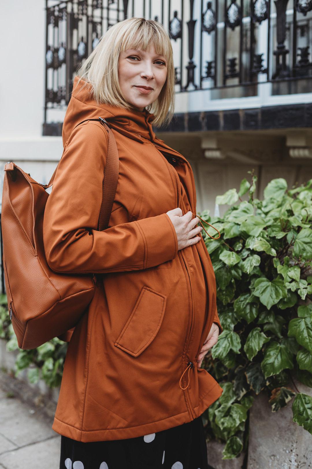 Wombat & Co. 4-i-1 softshell overgangsjakke til gravide/bærejakke - Caramel - Bærejakke - MamaMilla