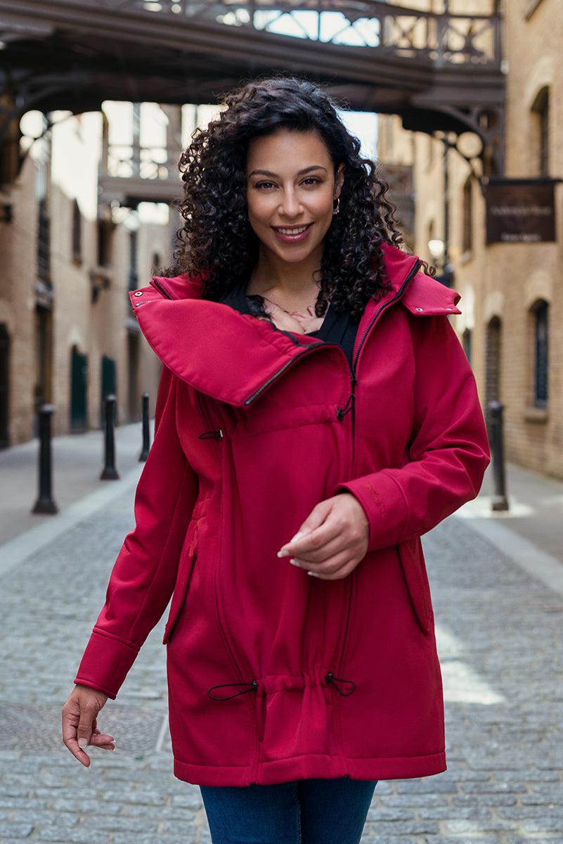 Wombat & Co. 4-i-1 softshell overgangsjakke til gravide/bærejakke - Cherry Red - Bærejakke - MamaMilla