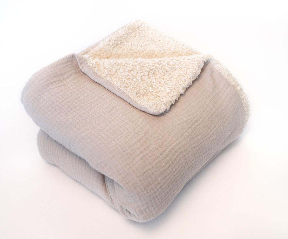 Naturkind Babytæppe i Økologisk Musselin og Bomuldsfrotté - Pudder - Babytæppe - MamaMilla