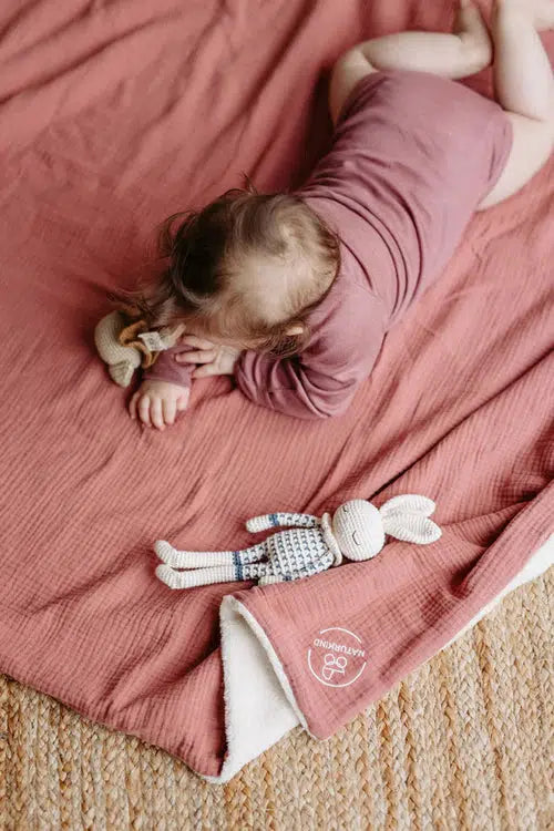 Naturkind Babytæppe i Økologisk Musselin og Bomuldsfrotté - Pudder - Babytæppe - MamaMilla