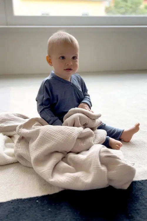 Naturkind Babytæppe i Økologisk Musselin og Bomuldsfrotté - Rød - Babytæppe - MamaMilla