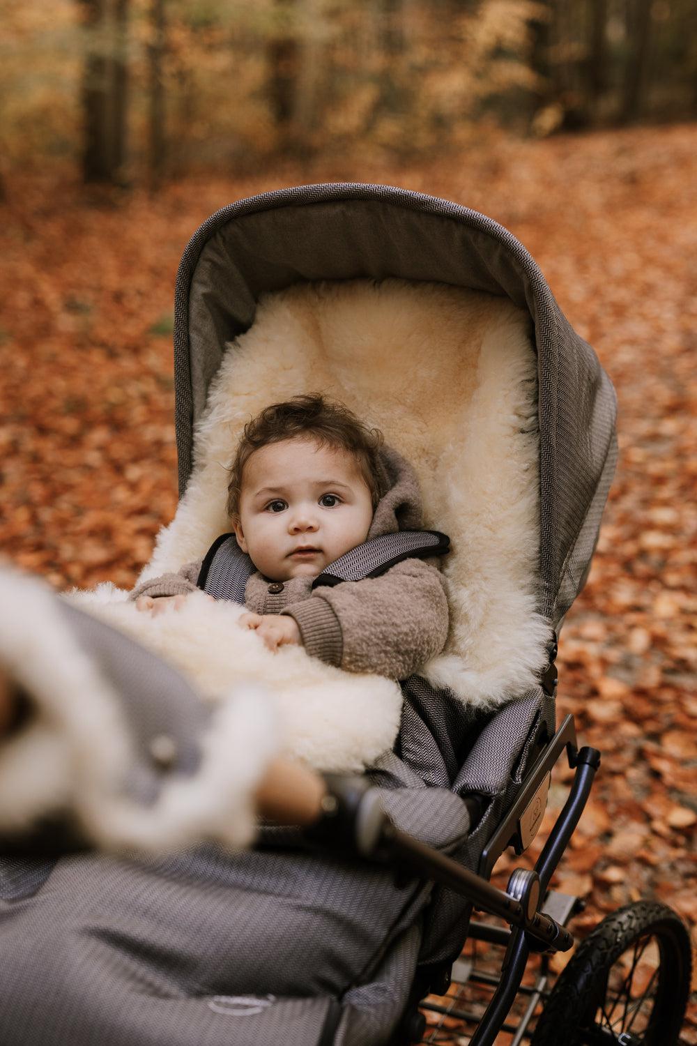 Naturkind håndmuffe i 100% lammeuld - Cognac (fløjl) - Håndmuffe - MamaMilla