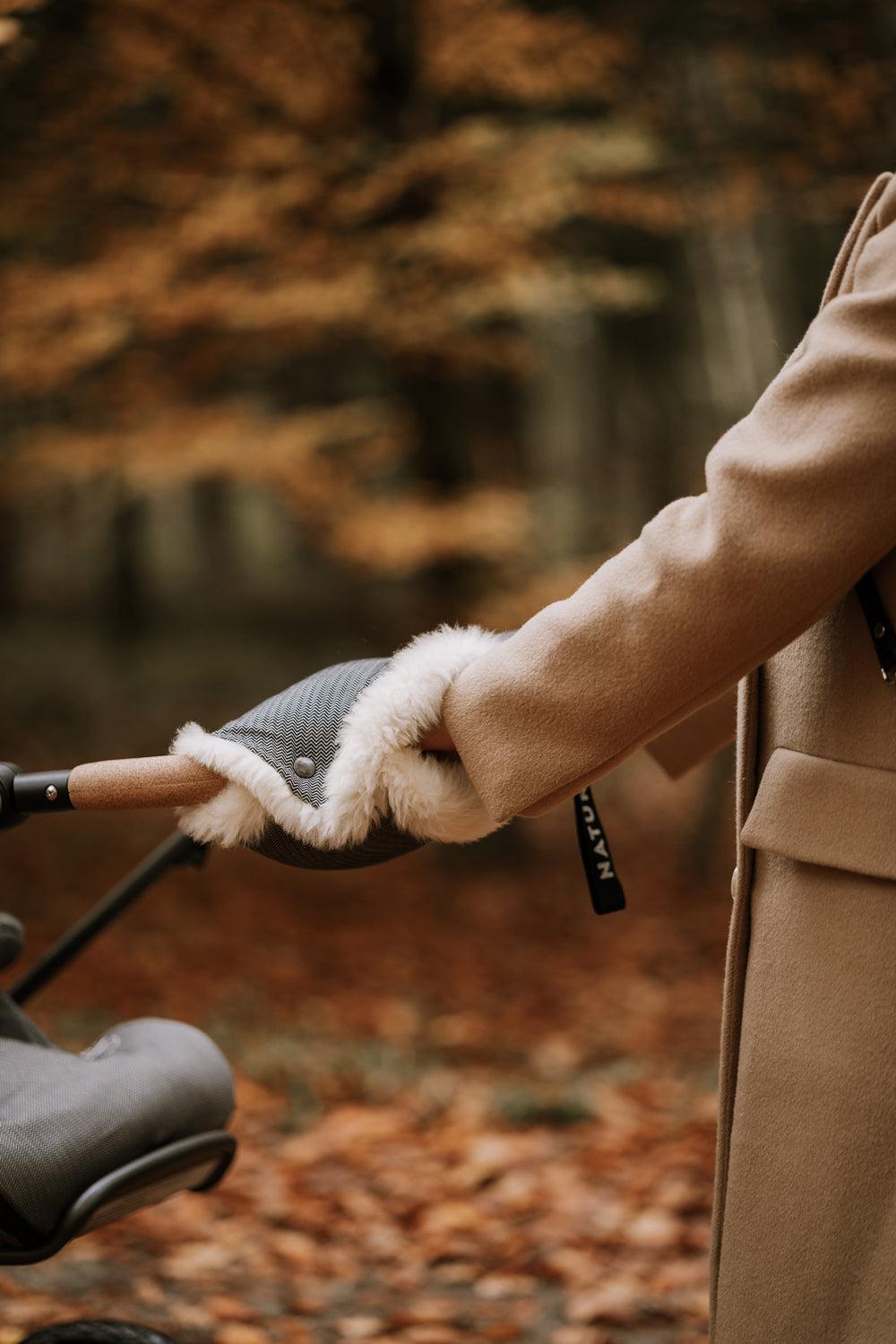 Naturkind håndmuffe i 100% lammeuld - Cognac (fløjl) - Håndmuffe - MamaMilla