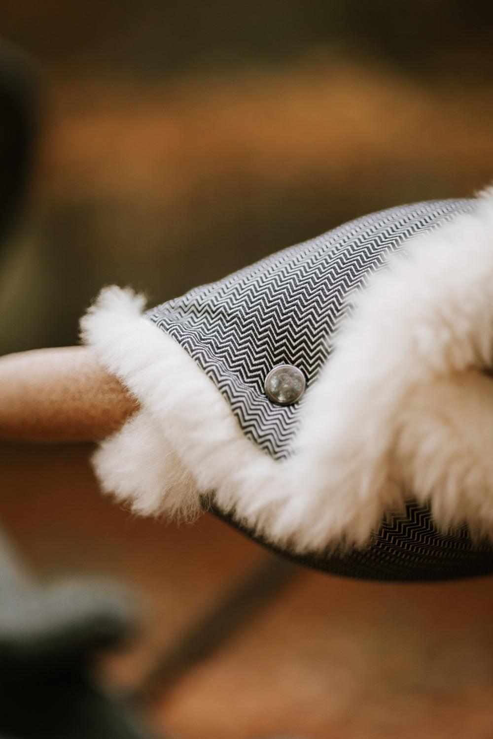 Naturkind håndmuffe i 100% lammeuld - Cognac (fløjl) - Håndmuffe - MamaMilla