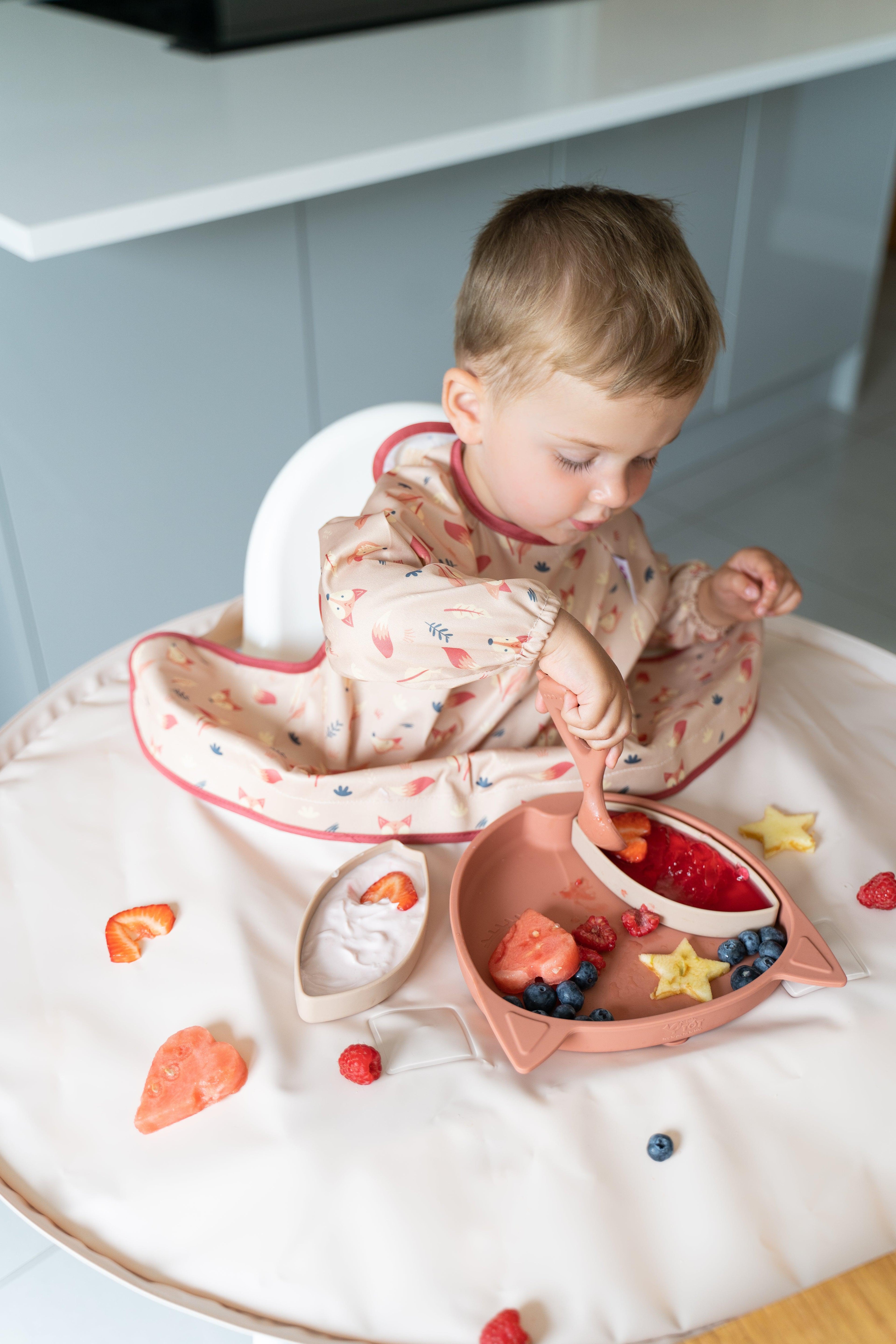 Tidy Tot Hagesmæk og Bakke - SÆT - Sand Ræv - Hagesmæk med ærmer - MamaMilla
