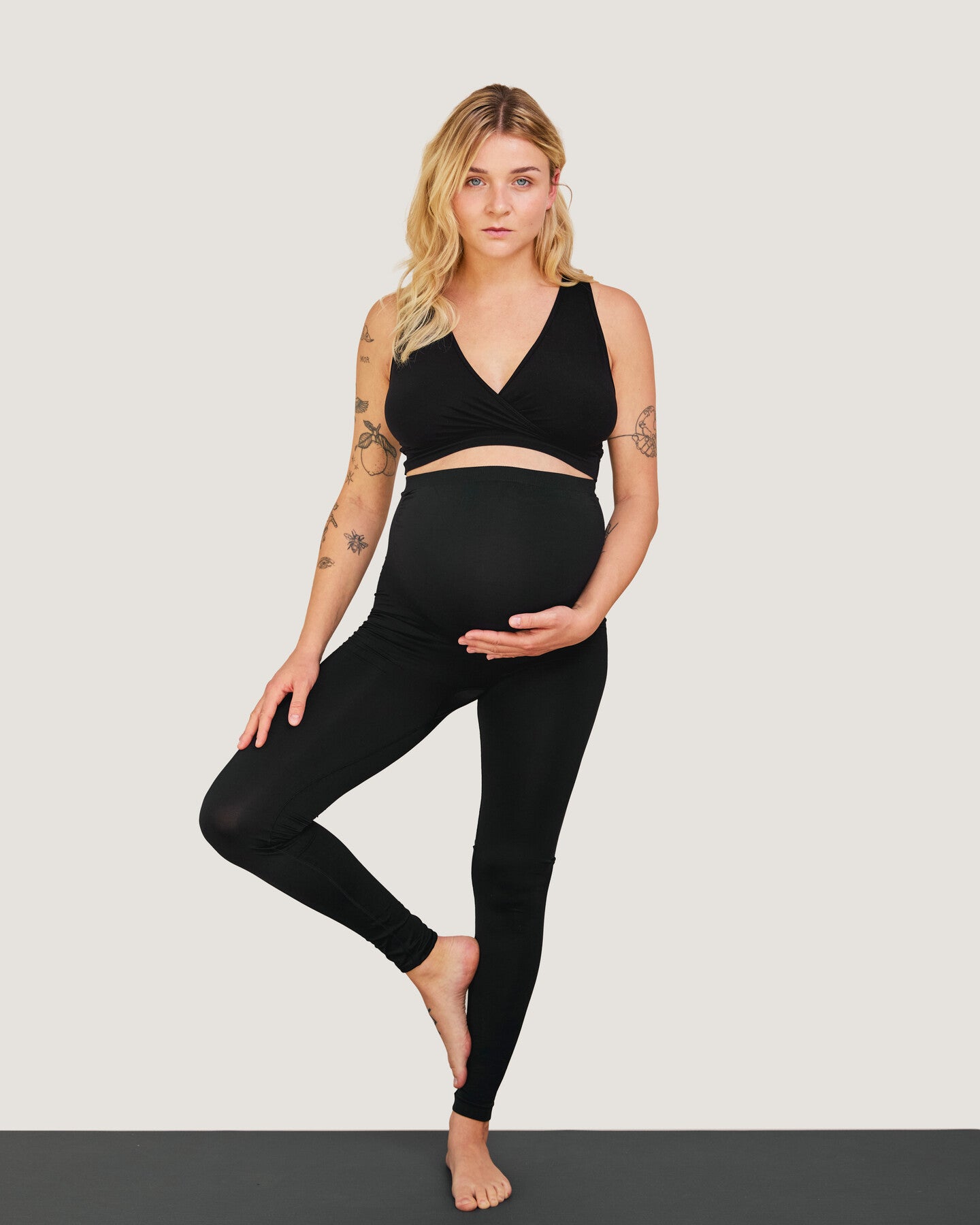 Gravid kvinde dyrker yoga i Carriwell sømløse leggings