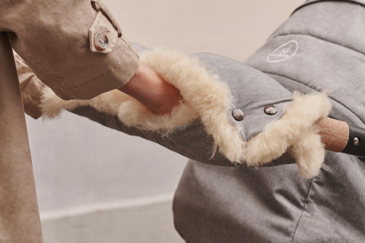 Naturkind håndmuffe i 100% lammeuld - Cognac (fløjl) - Håndmuffe - MamaMilla