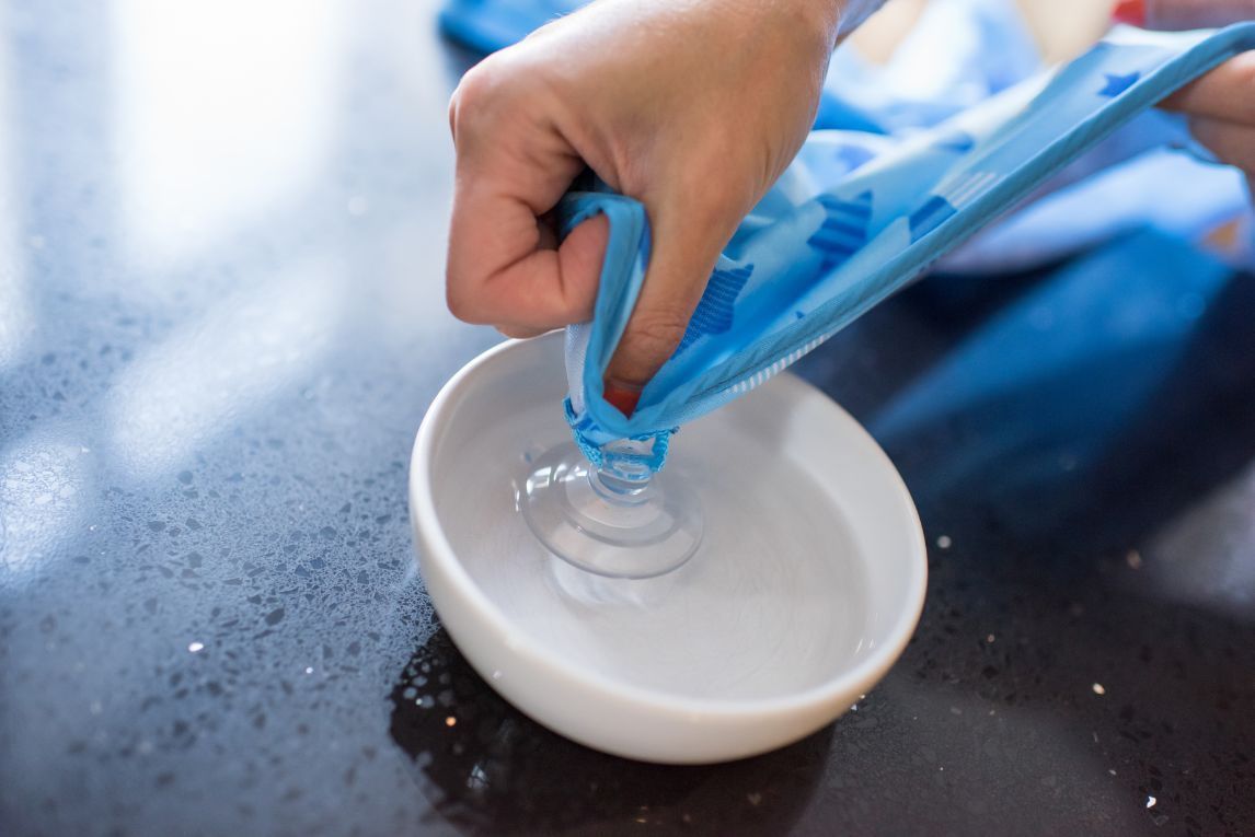 Tidy Tot Hagesmæk med Sugekop (lange ærmer) - Turkis Zebra - Hagesmæk med ærmer - MamaMilla