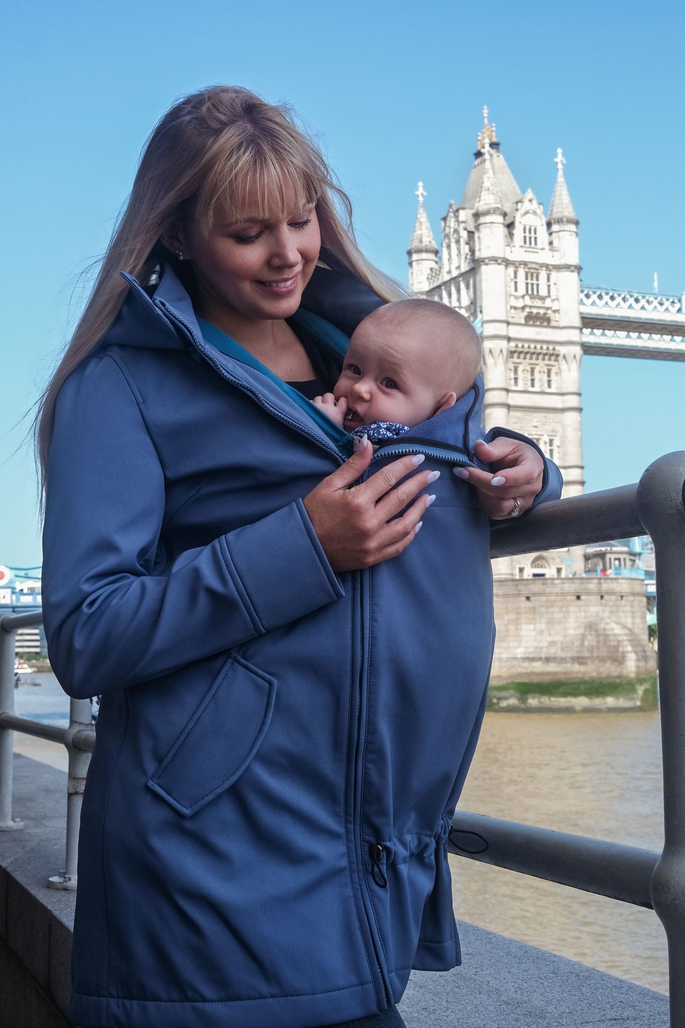 Wombat & Co. 4-i-1 softshell overgangsjakke til gravide/bærejakke - Light Blue - Bærejakke - MamaMilla