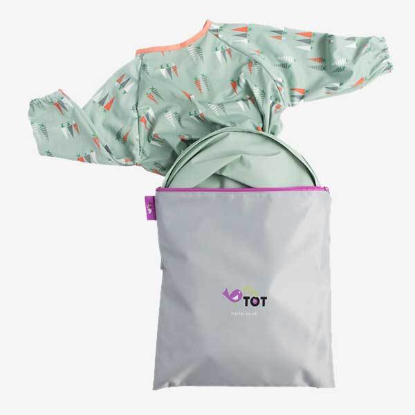 Tidy Tot Hagesmæk og Bakke - SÆT - Støvet Mint - Hagesmæk med ærmer - MamaMilla