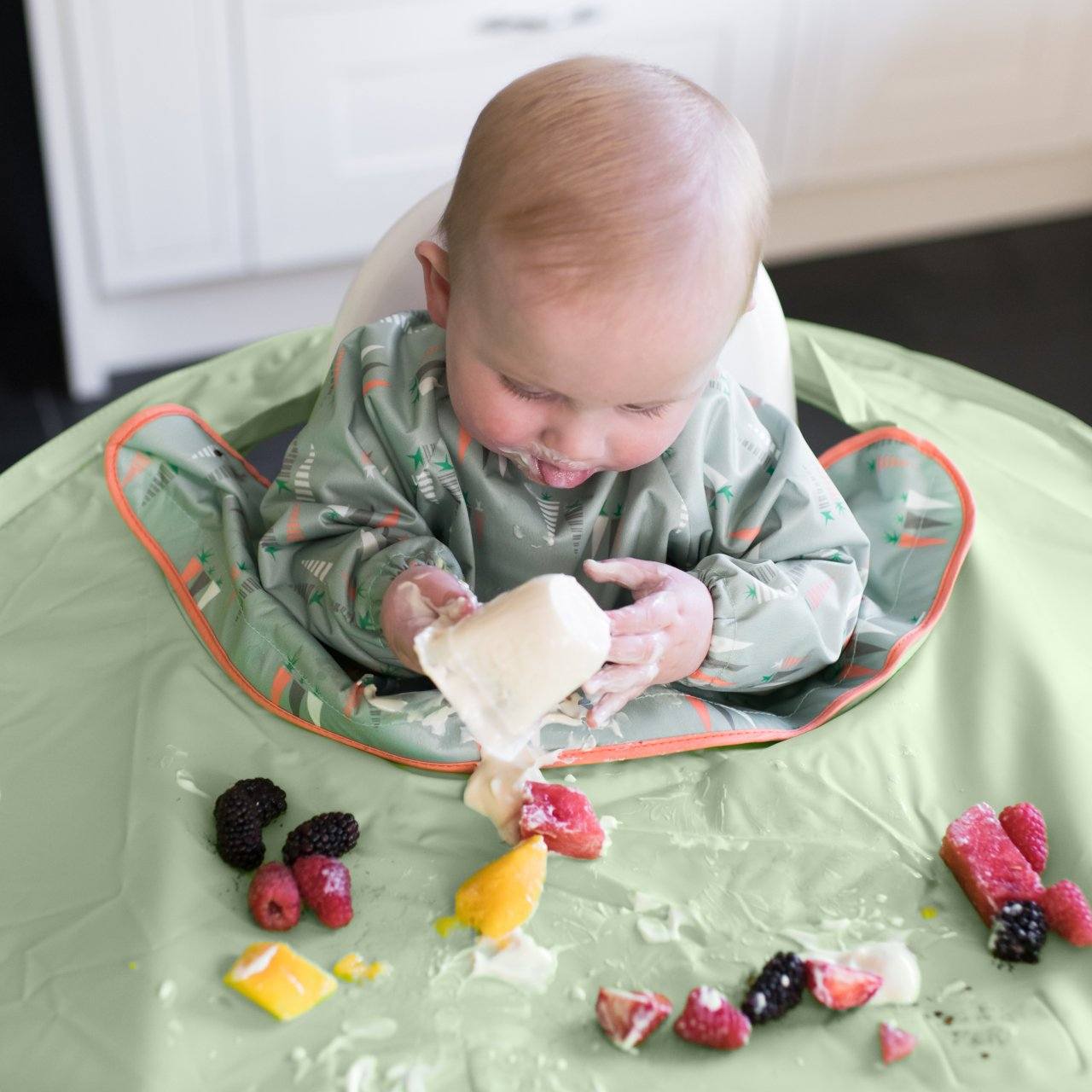 Tidy Tot Hagesmæk og Bakke - SÆT - Støvet Mint - Hagesmæk med ærmer - MamaMilla