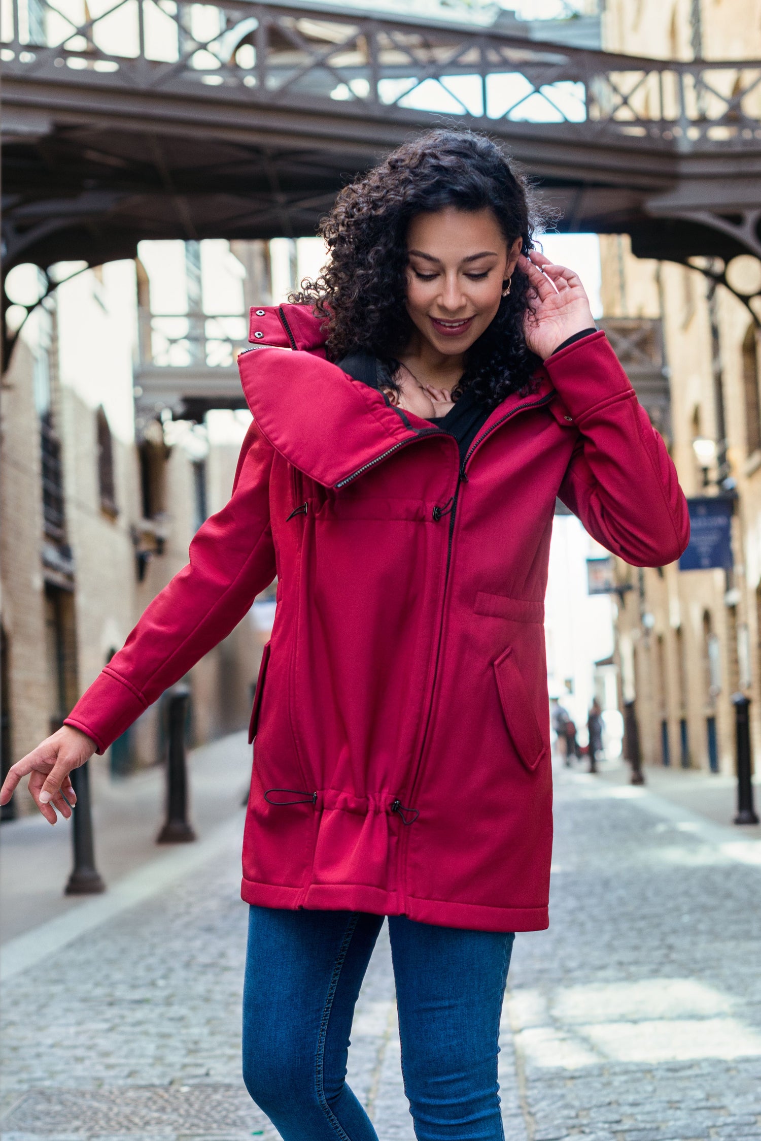 Wombat & Co. 4-i-1 softshell overgangsjakke til gravide/bærejakke - Cherry Red - Bærejakke - MamaMilla