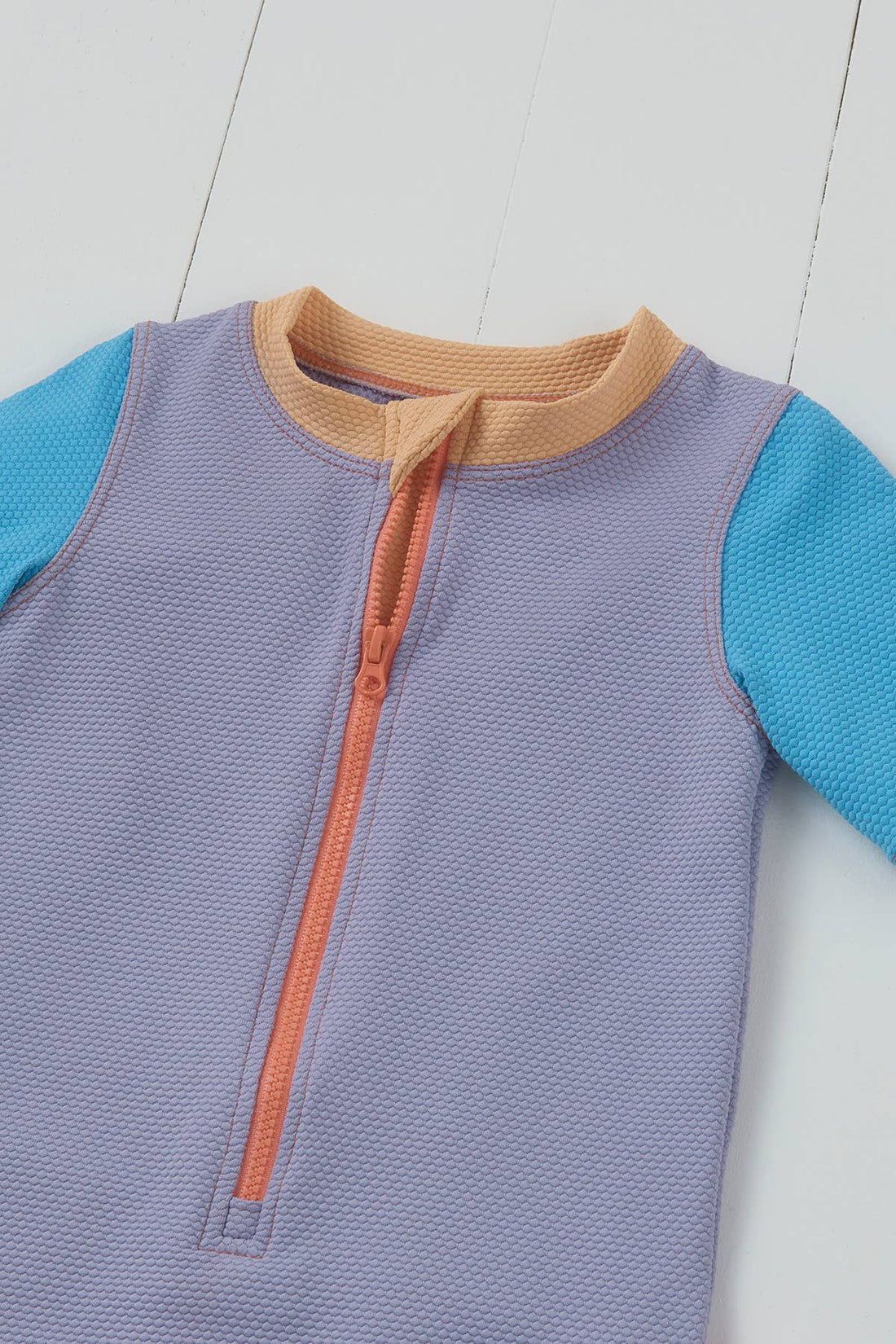 Grass &amp; Air lavendel badedragt set fra siden