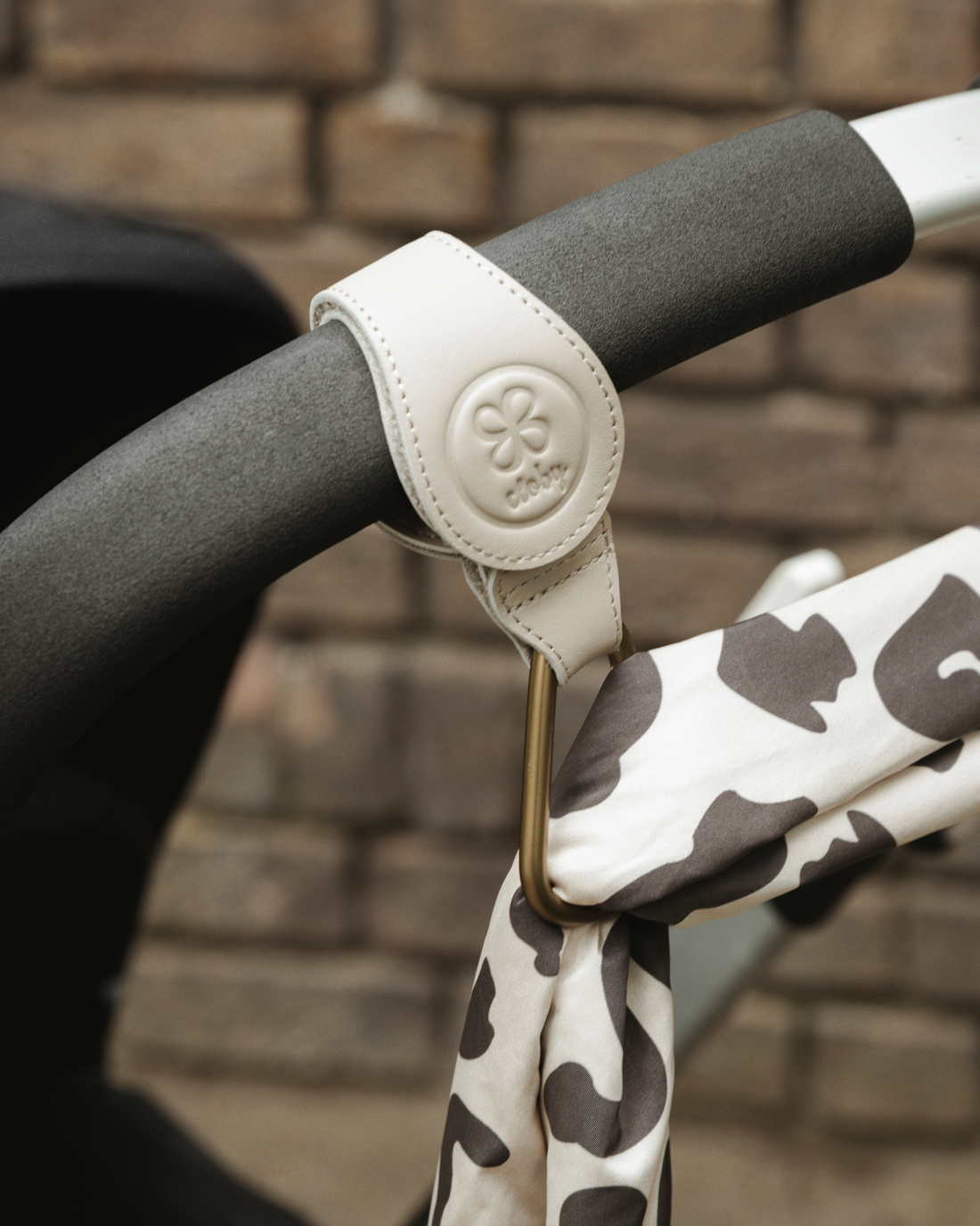 Cloby Barnevognsstropper i Læder - 2 styks - Beige - Hægte til vogn - MamaMilla