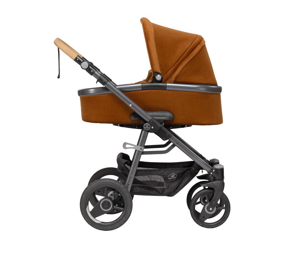 Naturkind Lux Evo - 77 cm - Cognac (fløjl) - Barnevogn med kort liggemål - MamaMilla