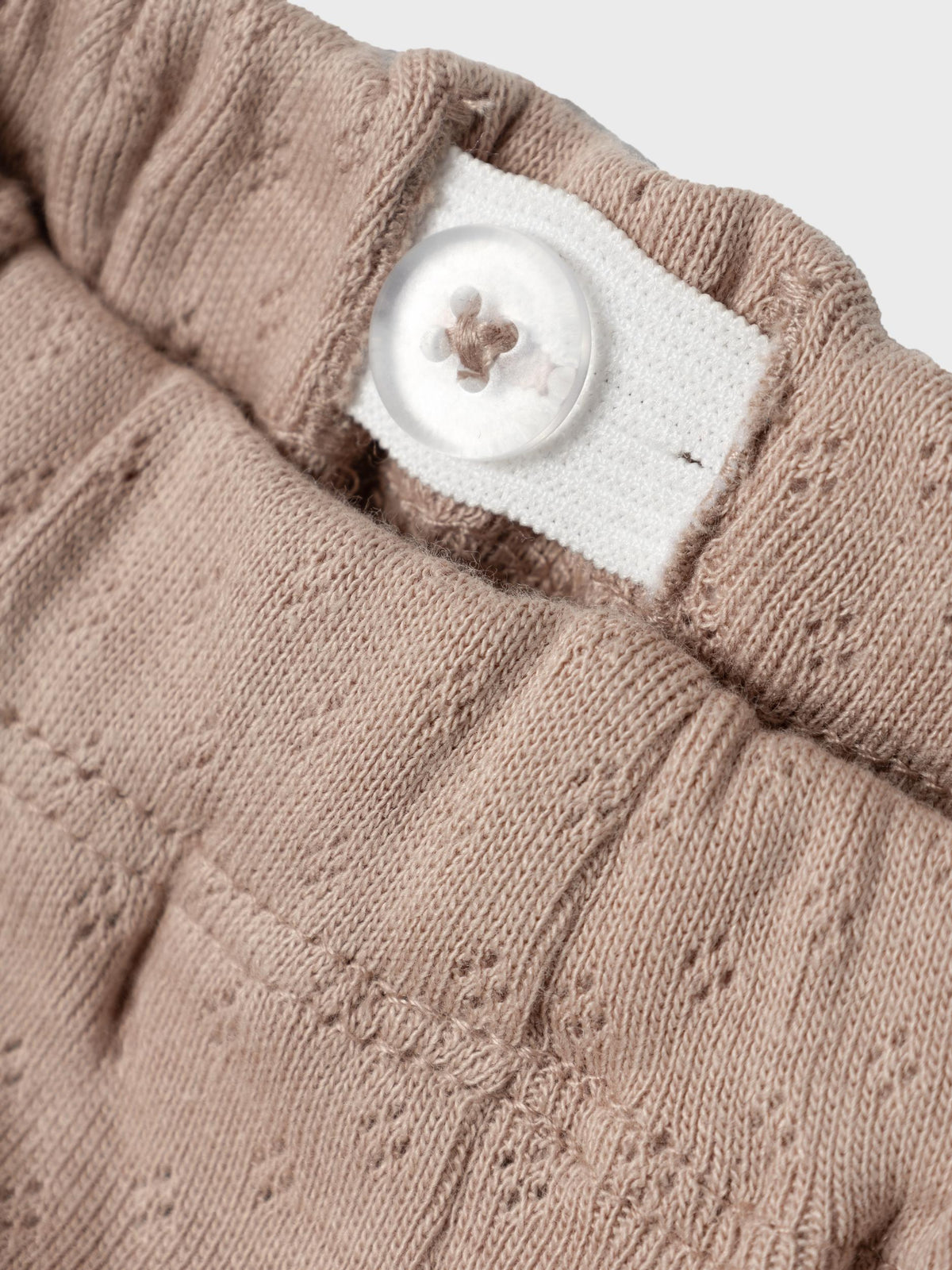 Lil&#39; Atelier Shorts med flæser og hulmønster - Rachel - Nougat - Bukser - MamaMilla