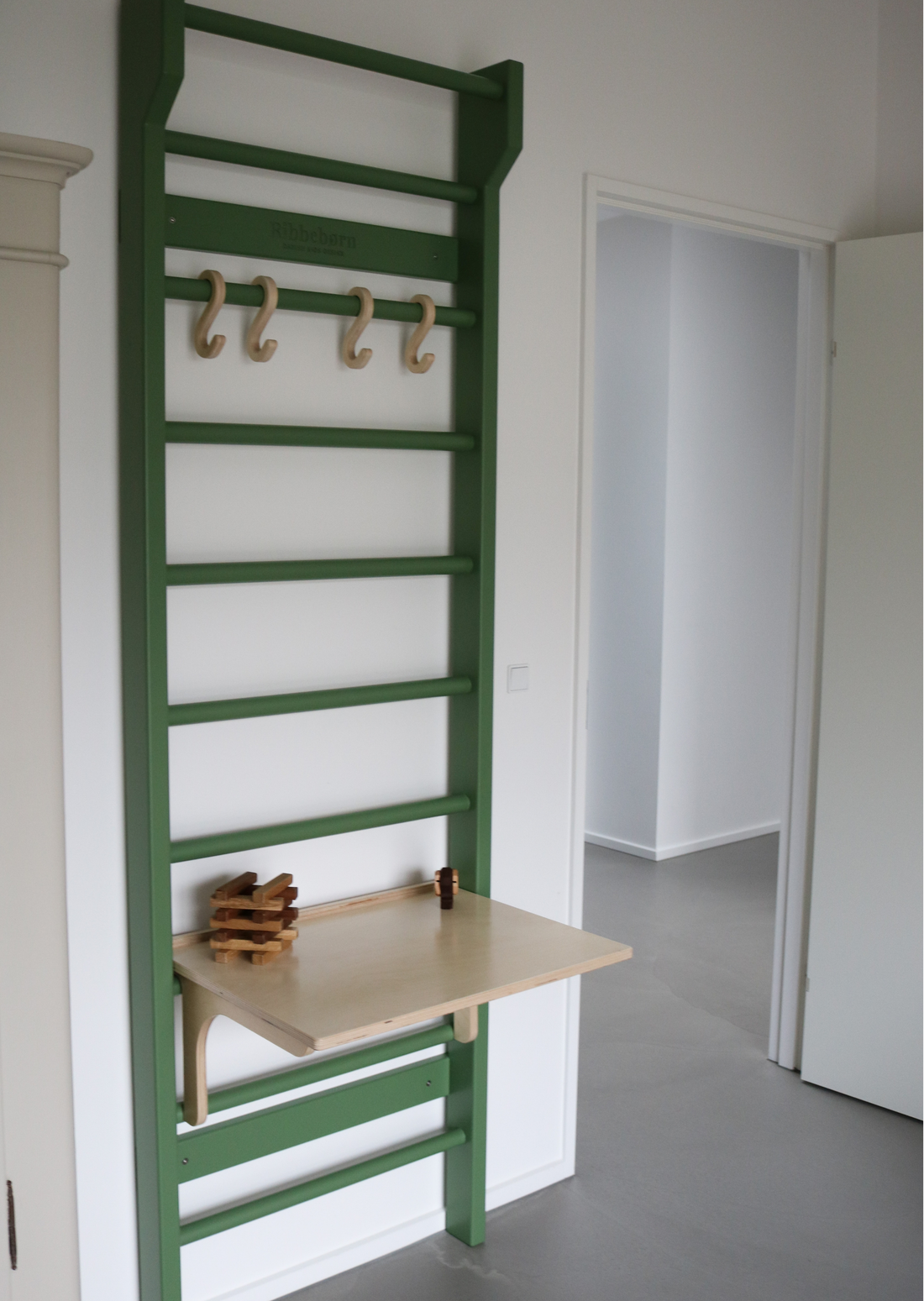 Skrivebord + knager