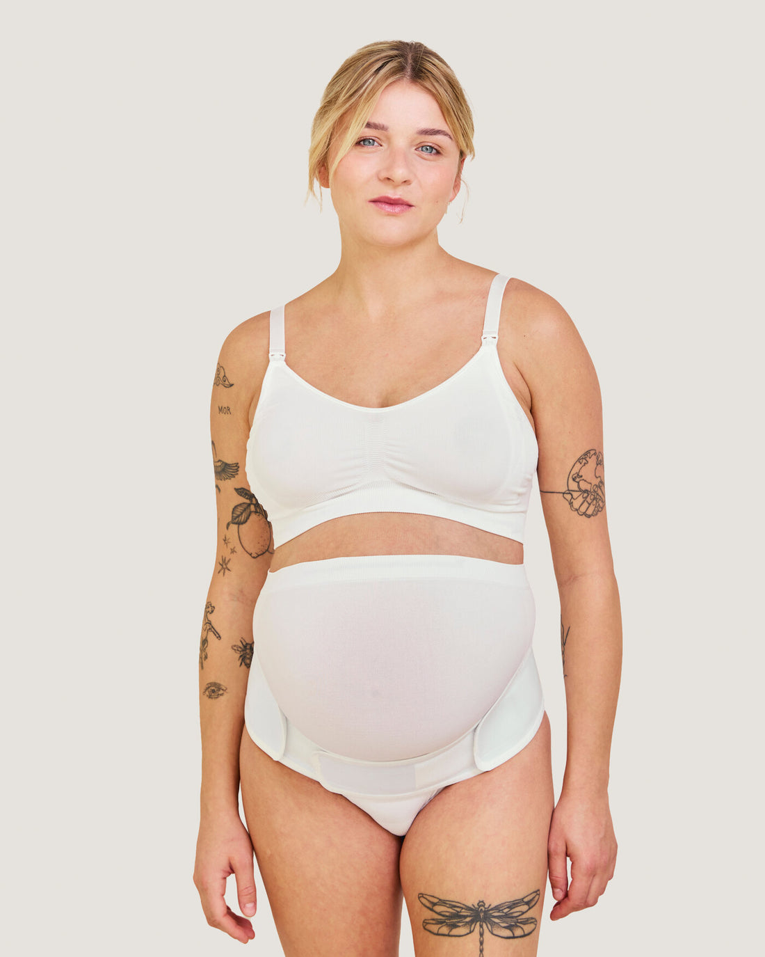 Gravid kvinde med Carriwell graviditetsstøttebælte i hvid set forfra