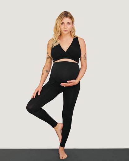 Gravid kvinde dyrker yoga i Carriwell sømløse leggings