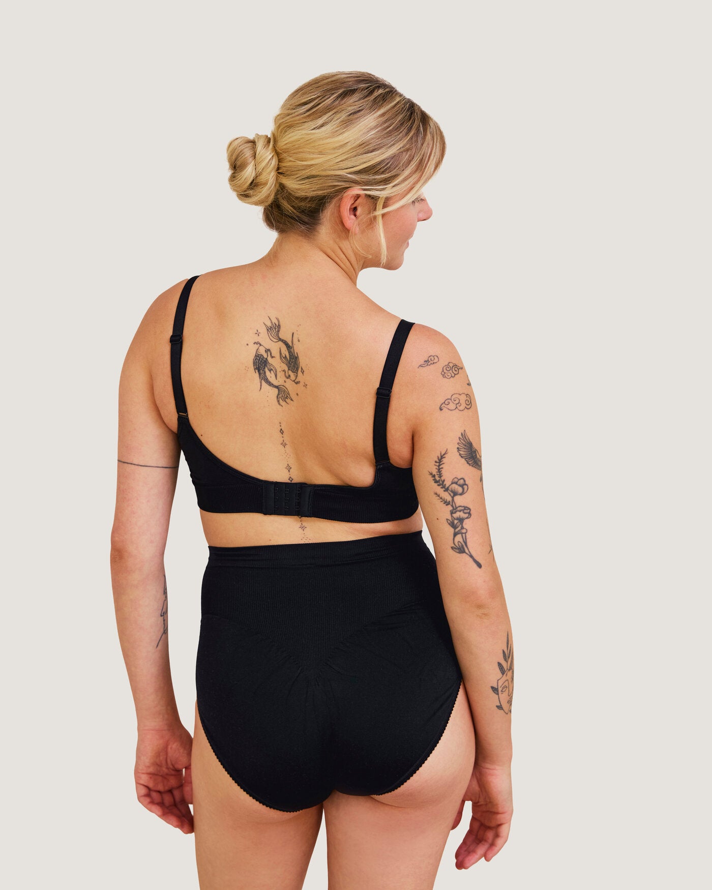 Carriwell sømløs graviditetstrusse i sort set bagfra på model