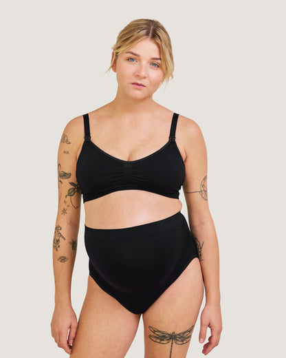 Gravid kvinde med Carriwell sømløs støttetrusse i sort set forfra