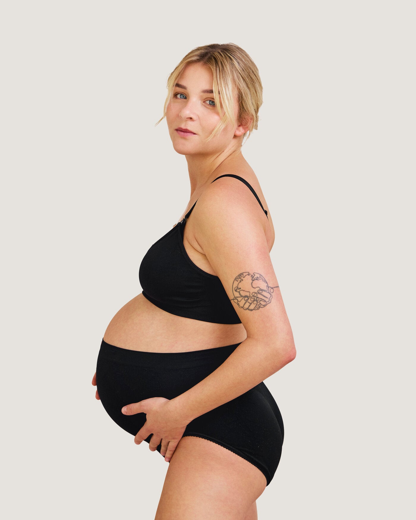 Gravid kvinde med Carriwell støttetrusse i sort set fra siden