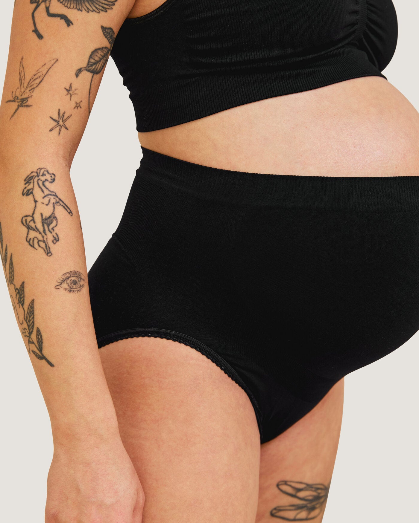 Nærbillede af Carriwell sømløs støttetrusse i sort på gravid mave