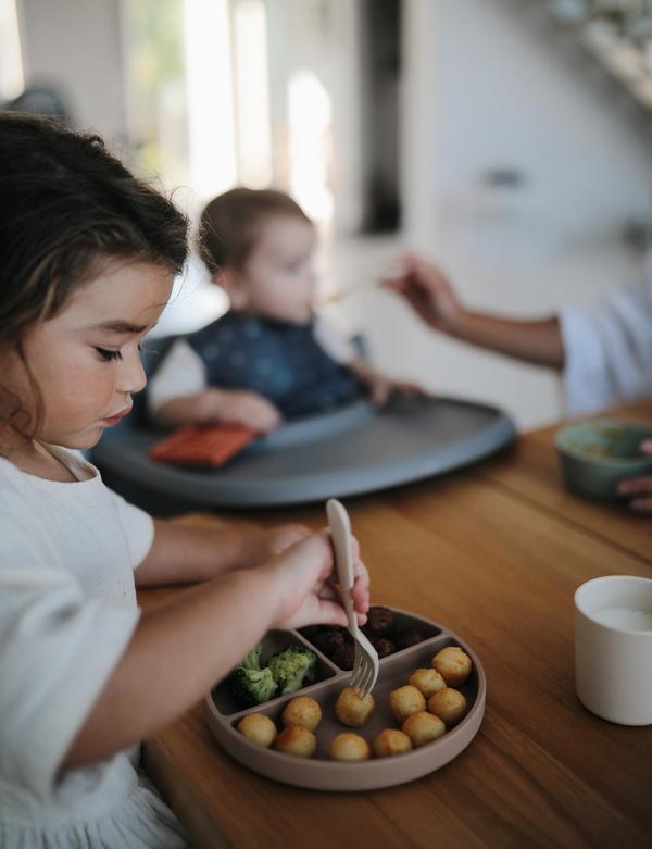 Mushie - Silicone Suction Plate - Natural - Spise-service - MamaMilla