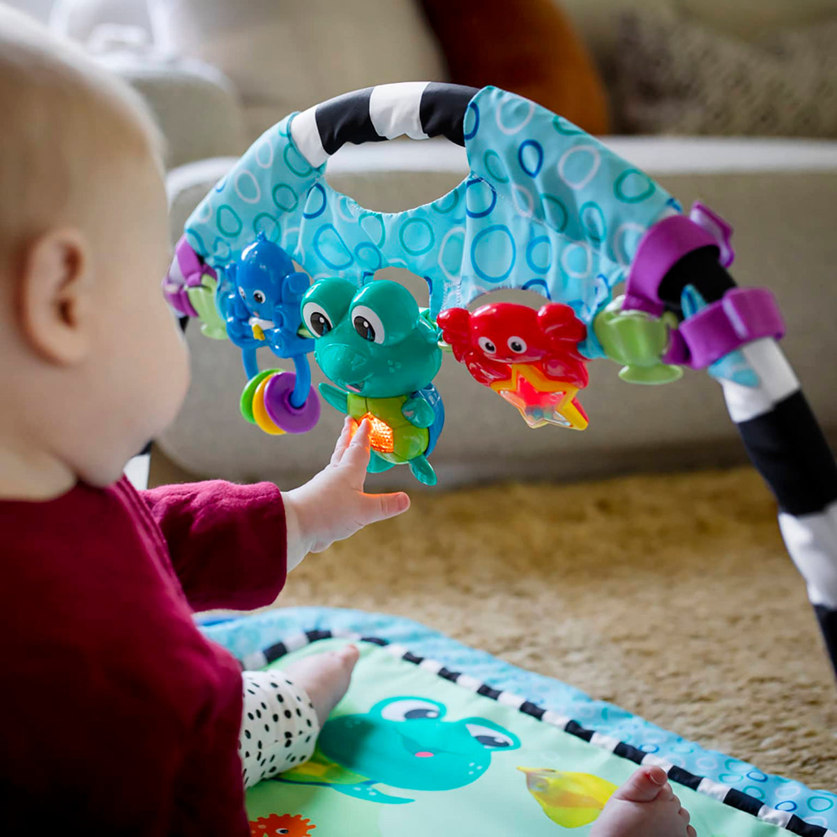 Baby Einstein legetæppe med aftagelig legetøjsranke - Neptune&#39;s Discovery Reef - Legemadras - MamaMilla
