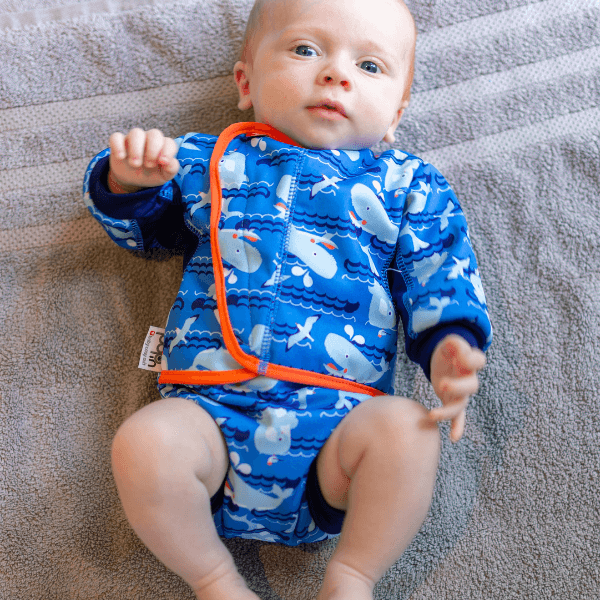 Close let foret babysvømmedragt med badeble - Baby Cosy Suit - Hvaler - Badetøj - MamaMilla