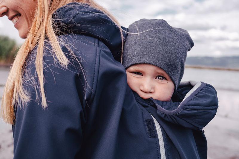 Mamalila 4i1 softshell bære- og graviditetsjakke også til rygbæring - Navy ice - Jakke - MamaMilla