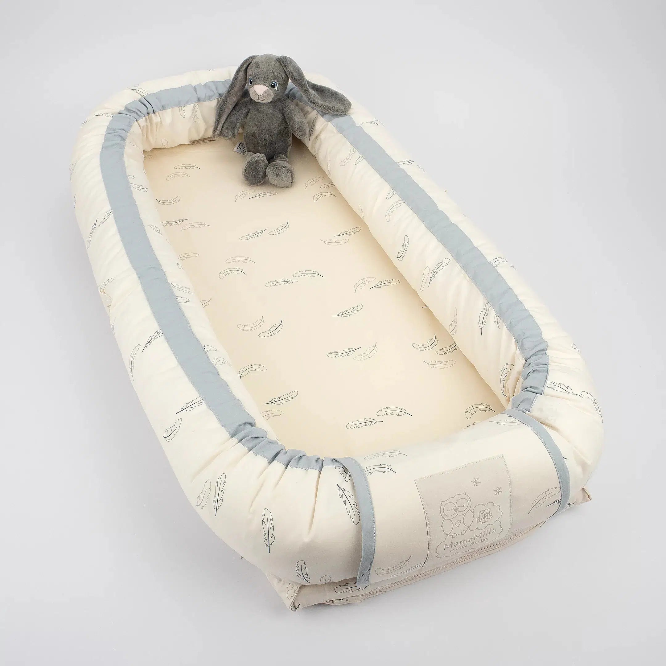 MamaMilla babynest med Fossflakes fyld - Blue feathers - Babynest - MamaMilla