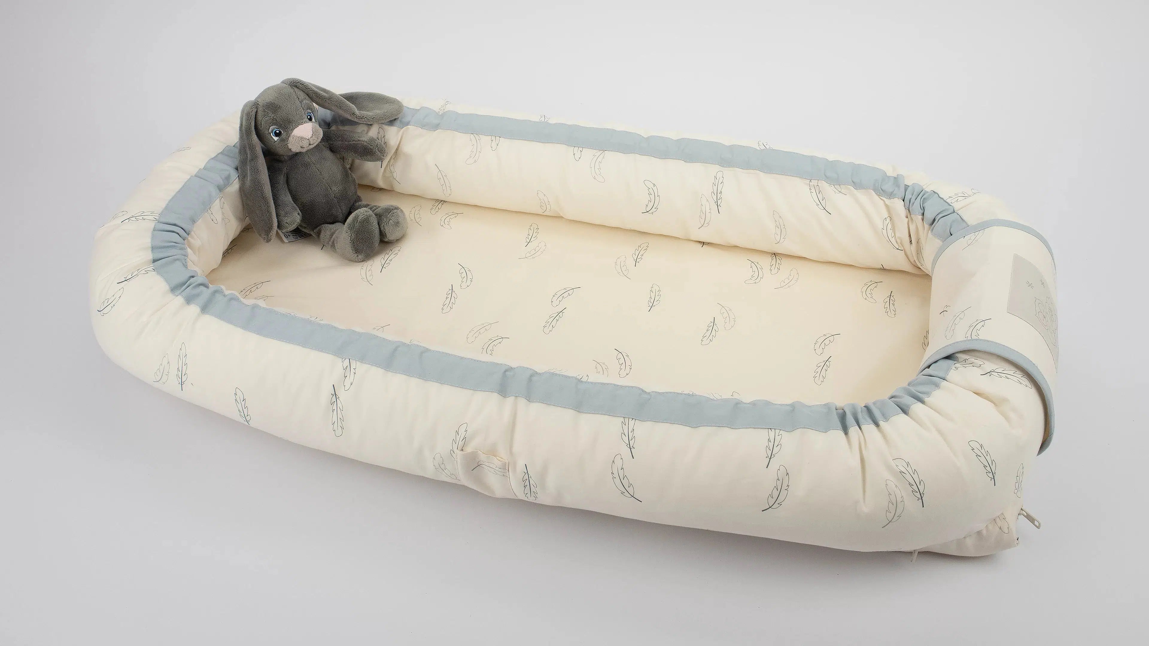 MamaMilla babynest med Fossflakes fyld - Blue feathers - Babynest - MamaMilla