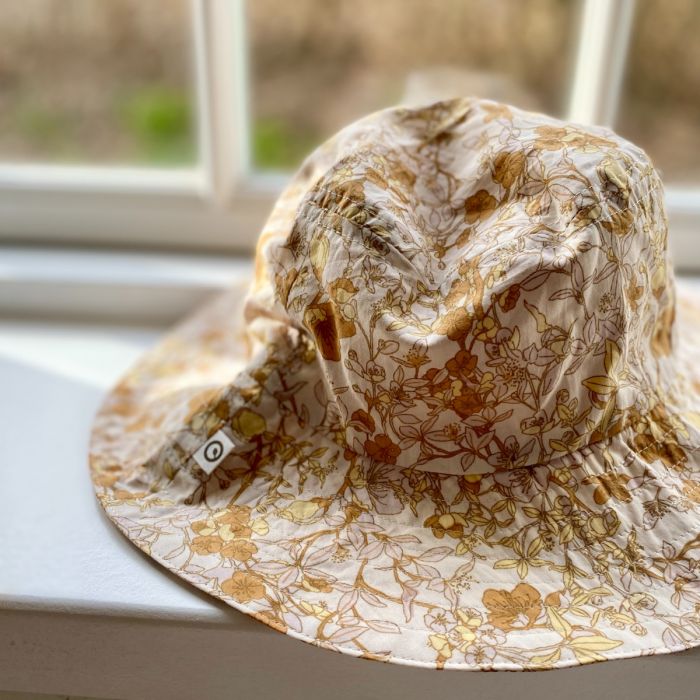 Müsli Økologisk Babyhat i poplin - Fiona - Buttercream - Solhat - MamaMilla