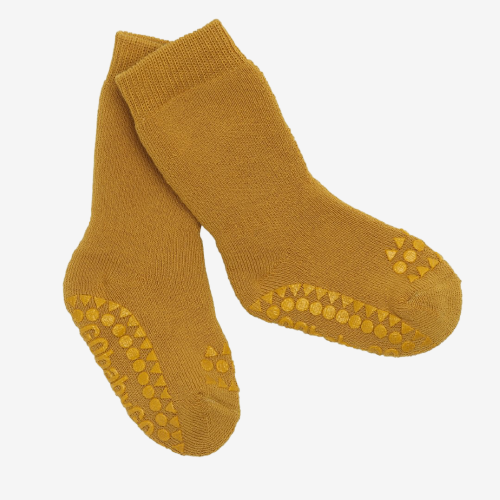 GoBabyGo sokker med skridsikkert gummi - Mustard - sokker - MamaMilla